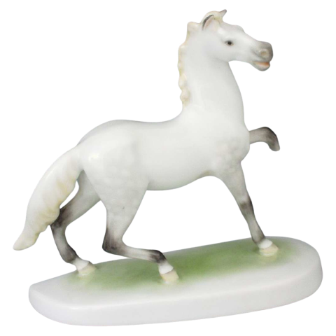 Ágaskodó ló, jobbra néz