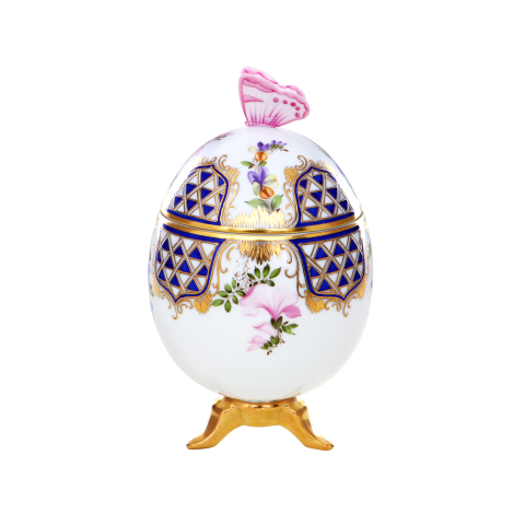 Tojás, lábakon, lepkefogóval