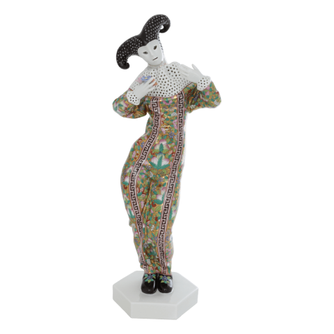 Karneváli nő, hatszög talapzaton