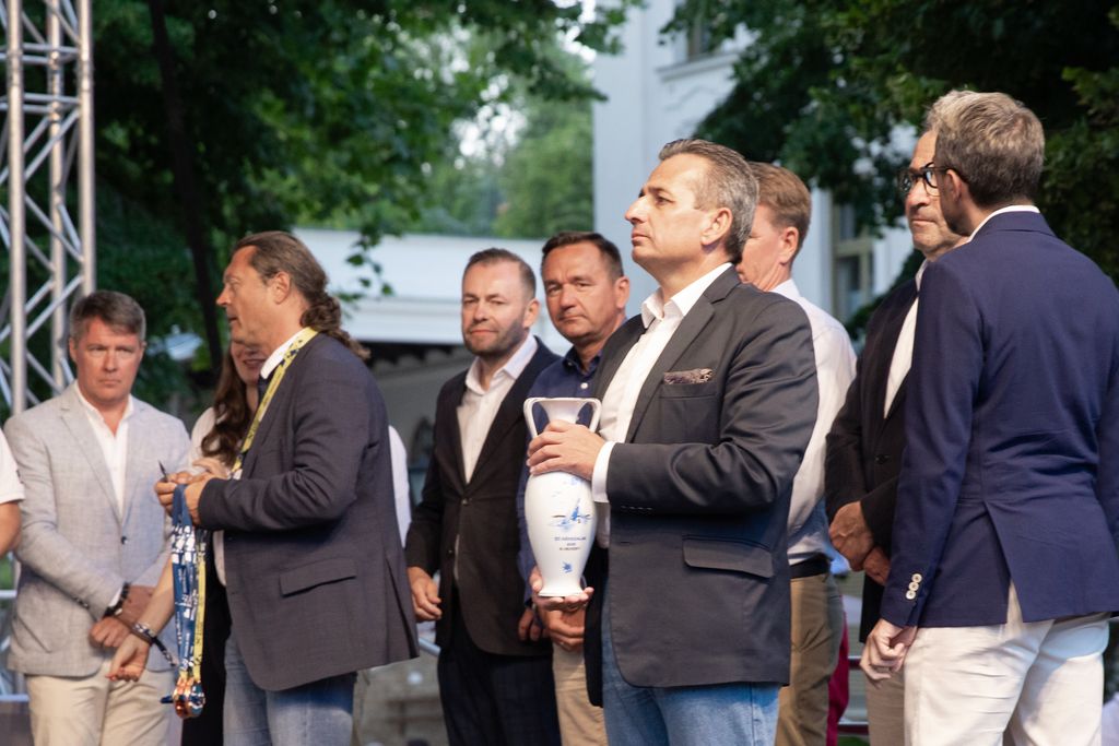 Az 58. Kékszalag bajnokai Herendi porcelántrófeát vehettek át
